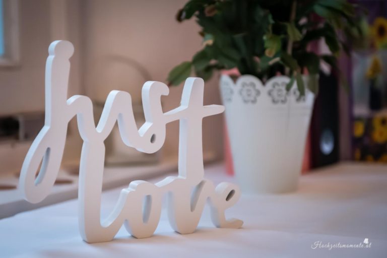 Hochzeitsfotograf Wiener Neustadt, Baden bei Wien & Umgebung Ich bin Ihr Hochzeitsfotograf in Wiener Neustadt, Baden bei Wien und der Umgebung. Mit viel Erfahrung und Liebe zum Detail halte ich die schönsten Momente Ihrer Hochzeit in authentischen, emotionalen Fotos fest. Zusätzlich können Sie im Raum Wiener Neustadt, Baden bei Wien und Umgebung eine Fotobox für Ihre Feier mieten – für noch mehr Spaß und unvergessliche Erinnerungen. Vertrauen Sie auf meine Expertise, um Ihre Hochzeitsbilder perfekt in Szene zu setzen.