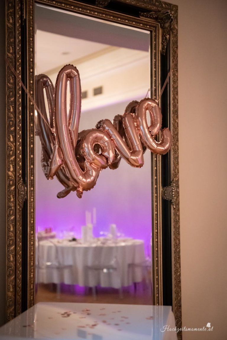 Hochzeitsfotograf Wiener Neustadt, Baden bei Wien & Umgebung Ich bin Ihr Hochzeitsfotograf in Wiener Neustadt, Baden bei Wien und der Umgebung. Mit viel Erfahrung und Liebe zum Detail halte ich die schönsten Momente Ihrer Hochzeit in authentischen, emotionalen Fotos fest. Zusätzlich können Sie im Raum Wiener Neustadt, Baden bei Wien und Umgebung eine Fotobox für Ihre Feier mieten – für noch mehr Spaß und unvergessliche Erinnerungen. Vertrauen Sie auf meine Expertise, um Ihre Hochzeitsbilder perfekt in Szene zu setzen.