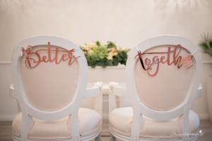 Willkommen bei Ihrem Hochzeitsfotografen in der Nähe von Wiener Neustadt und Baden! Wir bieten Ihnen authentische, ungestellte und emotionale Fotos, die die besonderen Momente Ihres großen Tages festhalten. Unsere Leidenschaft für die Hochzeitsfotografie ermöglicht es uns, die einzigartigen Emotionen und die Liebe zwischen Ihnen und Ihren Gästen einzufangen. Vertrauen Sie auf unsere Erfahrung und Kreativität, um Ihre Erinnerungen in wunderschönen Bildern lebendig werden zu lassen. Kontaktieren Sie uns noch heute für ein unverbindliches Beratungsgespräch!