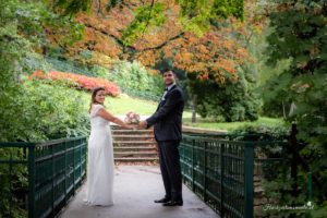Willkommen bei Ihrem Hochzeitsfotografen in der Nähe von Wiener Neustadt und Baden! Wir bieten Ihnen authentische, ungestellte und emotionale Fotos, die die besonderen Momente Ihres großen Tages festhalten. Unsere Leidenschaft für die Hochzeitsfotografie ermöglicht es uns, die einzigartigen Emotionen und die Liebe zwischen Ihnen und Ihren Gästen einzufangen. Vertrauen Sie auf unsere Erfahrung und Kreativität, um Ihre Erinnerungen in wunderschönen Bildern lebendig werden zu lassen. Kontaktieren Sie uns noch heute für ein unverbindliches Beratungsgespräch! Hochzeitsfotografin in der Nähe von Baden und Wiener Neustadt Suchen Sie eine Hochzeitsfotografin in der Nähe von Baden oder Wiener Neustadt? Ich biete authentische und lebendige Fotos, die ungestellte Momente einfangen und Erinnerungen für die Ewigkeit schaffen. Mein Ziel ist es, einmalige und einzigartige Erinnerungen zu schaffen, die die Emotionen und die Schönheit Ihres besonderen Tages widerspiegeln. Mit einem Fokus auf ungestellte Aufnahmen halte ich die besonderen Augenblicke fest, die oft im Trubel des Tages übersehen werden. Jedes Lächeln, jede Träne der Freude und jede Umarmung wird in lebendigen Bildern festgehalten, die Sie ein Leben lang begleiten werden. Lassen Sie uns gemeinsam Ihre Geschichte erzählen und die besonderen Momente Ihrer Hochzeit für die Ewigkeit festhalten. Kontaktieren Sie mich, um mehr über meine Dienstleistungen als Hochzeitsfotografin in der Nähe von Baden und Wiener Neustadt zu erfahren! Hochzeitsfotografin in ganz Österreich – Authentische Hochzeitsfotos für euren besonderen Tag Als erfahrene Hochzeitsfotografin bin ich in ganz Österreich für euch im Einsatz. Ich habe bereits zahlreiche Hochzeiten in der Steiermark, im Burgenland und in vielen anderen Bundesländern begleitet. Egal, wo eure Traumhochzeit stattfindet – ich komme gerne zu euch und halte die besonderen Momente eures großen Tages fest. Meine Leidenschaft liegt darin, authentische Hochzeitsfotos zu erstellen, die die Emotionen und die einzigartigen Augenblicke eurer Feier einfangen. Jedes Lächeln, jede Träne der Freude und jede liebevolle Geste werden in lebendigen Bildern festgehalten, die euch ein Leben lang begleiten. Vertraut auf meine Erfahrung und Kreativität, um eure Hochzeit unvergesslich zu machen. Kontaktiert mich, um mehr über meine Dienstleistungen als Hochzeitsfotografin in ganz Österreich zu erfahren!