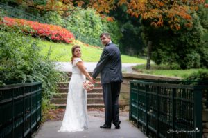 Hochzeitsfotografin in der Nähe von Baden und Wiener Neustadt Suchen Sie eine Hochzeitsfotografin in der Nähe von Baden oder Wiener Neustadt? Ich biete authentische und lebendige Fotos, die ungestellte Momente einfangen und Erinnerungen für die Ewigkeit schaffen. Mein Ziel ist es, einmalige und einzigartige Erinnerungen zu schaffen, die die Emotionen und die Schönheit Ihres besonderen Tages widerspiegeln. Mit einem Fokus auf ungestellte Aufnahmen halte ich die besonderen Augenblicke fest, die oft im Trubel des Tages übersehen werden. Jedes Lächeln, jede Träne der Freude und jede Umarmung wird in lebendigen Bildern festgehalten, die Sie ein Leben lang begleiten werden. Lassen Sie uns gemeinsam Ihre Geschichte erzählen und die besonderen Momente Ihrer Hochzeit für die Ewigkeit festhalten. Kontaktieren Sie mich, um mehr über meine Dienstleistungen als Hochzeitsfotografin in der Nähe von Baden und Wiener Neustadt zu erfahren! Hochzeitsfotografin in ganz Österreich – Authentische Hochzeitsfotos für euren besonderen Tag Als erfahrene Hochzeitsfotografin bin ich in ganz Österreich für euch im Einsatz. Ich habe bereits zahlreiche Hochzeiten in der Steiermark, im Burgenland und in vielen anderen Bundesländern begleitet. Egal, wo eure Traumhochzeit stattfindet – ich komme gerne zu euch und halte die besonderen Momente eures großen Tages fest. Meine Leidenschaft liegt darin, authentische Hochzeitsfotos zu erstellen, die die Emotionen und die einzigartigen Augenblicke eurer Feier einfangen. Jedes Lächeln, jede Träne der Freude und jede liebevolle Geste werden in lebendigen Bildern festgehalten, die euch ein Leben lang begleiten. Vertraut auf meine Erfahrung und Kreativität, um eure Hochzeit unvergesslich zu machen. Kontaktiert mich, um mehr über meine Dienstleistungen als Hochzeitsfotografin in ganz Österreich zu erfahren!
