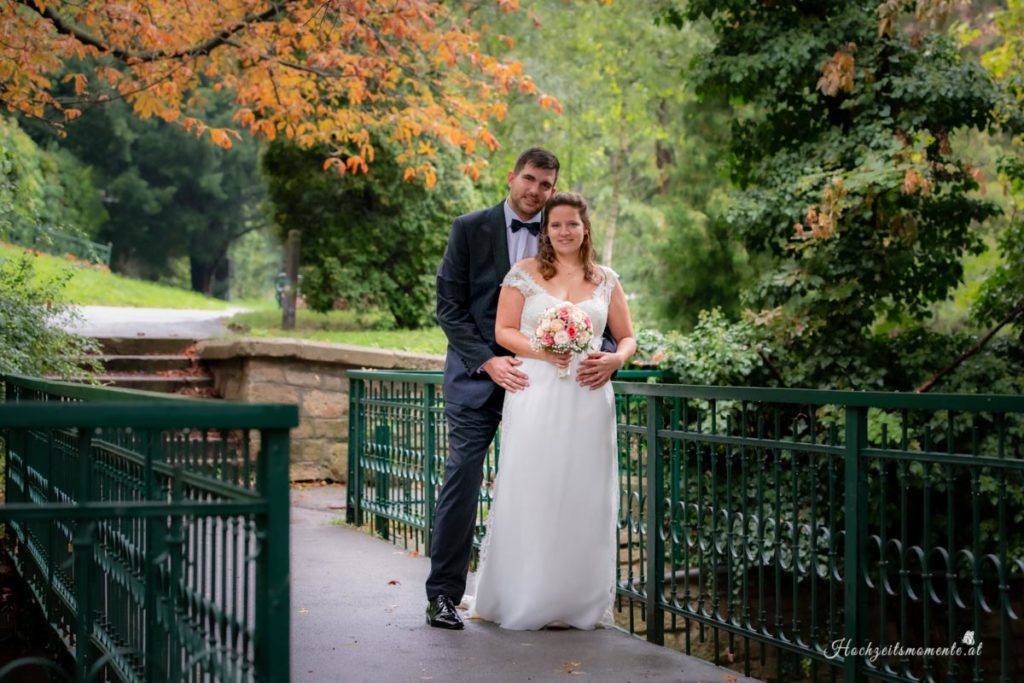 Hochzeitsfotografin mit Herz in der Nähe von Baden, Wiener Neustadt, Mödling, Wien, Perchtoldsdorf und Felixdorf Sucht ihr eine Hochzeitsfotografin mit Herz, die eure besonderen Momente in der Nähe von Baden, Wiener Neustadt oder in der Umgebung von Mödling, Wien, Perchtoldsdorf und Felixdorf festhält? Dann seid ihr hier genau richtig! Ich biete authentische und emotionale Hochzeitsfotografie, die die einzigartigen Augenblicke eurer Feier einfängt. Mit viel Leidenschaft und einem einfühlsamen Blick für Details halte ich die schönsten Erinnerungen eures großen Tages fest. Egal, ob es sich um eine romantische Zeremonie in Baden, eine Feier in Wiener Neustadt oder eine Hochzeit in der malerischen Umgebung von Mödling handelt – ich bin bereit, eure Geschichte mit meiner Kamera zu erzählen. Vertraut auf meine Erfahrung und Kreativität, um unvergessliche Erinnerungen zu schaffen, die ein Leben lang halten. Bucht jetzt eure Hochzeitsfotografin mit Herz in der Nähe von Baden, Wiener Neustadt, Mödling, Wien, Perchtoldsdorf oder Felixdorf und lasst uns gemeinsam eure Traumhochzeit festhalten! Kontaktiert mich für ein unverbindliches Angebot. Hochzeitsfotografin in der Nähe von Baden, Wiener Neustadt und Wien – Unvergessliche Erinnerungen festhalten Sucht ihr eine talentierte Hochzeitsfotografin in der Nähe von Baden? Oder vielleicht eine Hochzeitsfotografin in der Umgebung von Wiener Neustadt und Wien? Dann seid ihr hier genau richtig! Ich biete professionelle Hochzeitsfotografie, die eure besonderen Momente in authentischen und lebendigen Bildern festhält. Als erfahrene Hochzeitsfotografin im Bezirk Mödling und darüber hinaus, verstehe ich, wie wichtig es ist, die Emotionen und einzigartigen Augenblicke eurer Hochzeit einzufangen. Egal, ob ihr eine romantische Feier in Baden, eine traumhafte Hochzeit in Wiener Neustadt oder eine elegante Zeremonie in Wien plant – ich bin bereit, eure Geschichte mit meiner Kamera zu erzählen. Bucht jetzt eure Hochzeitsfotografin in der Nähe von Baden, Wiener Neustadt oder im Bezirk Mödling und sichert euch unvergessliche Erinnerungen für die Ewigkeit. Kontaktiert mich für ein unverbindliches Angebot und lasst uns gemeinsam eure Traumhochzeit festhalten! Hochzeitsfotografin in der Nähe von Baden und Wiener Neustadt Suchen Sie eine Hochzeitsfotografin in der Nähe von Baden oder Wiener Neustadt? Ich biete authentische und lebendige Fotos, die ungestellte Momente einfangen und Erinnerungen für die Ewigkeit schaffen. Mein Ziel ist es, einmalige und einzigartige Erinnerungen zu schaffen, die die Emotionen und die Schönheit Ihres besonderen Tages widerspiegeln. Mit einem Fokus auf ungestellte Aufnahmen halte ich die besonderen Augenblicke fest, die oft im Trubel des Tages übersehen werden. Jedes Lächeln, jede Träne der Freude und jede Umarmung wird in lebendigen Bildern festgehalten, die Sie ein Leben lang begleiten werden. Lassen Sie uns gemeinsam Ihre Geschichte erzählen und die besonderen Momente Ihrer Hochzeit für die Ewigkeit festhalten. Kontaktieren Sie mich, um mehr über meine Dienstleistungen als Hochzeitsfotografin in der Nähe von Baden und Wiener Neustadt zu erfahren! Hochzeitsfotografin in ganz Österreich – Authentische Hochzeitsfotos für euren besonderen Tag Als erfahrene Hochzeitsfotografin bin ich in ganz Österreich für euch im Einsatz. Ich habe bereits zahlreiche Hochzeiten in der Steiermark, im Burgenland und in vielen anderen Bundesländern begleitet. Egal, wo eure Traumhochzeit stattfindet – ich komme gerne zu euch und halte die besonderen Momente eures großen Tages fest. Meine Leidenschaft liegt darin, authentische Hochzeitsfotos zu erstellen, die die Emotionen und die einzigartigen Augenblicke eurer Feier einfangen. Jedes Lächeln, jede Träne der Freude und jede liebevolle Geste werden in lebendigen Bildern festgehalten, die euch ein Leben lang begleiten. Vertraut auf meine Erfahrung und Kreativität, um eure Hochzeit unvergesslich zu machen. Kontaktiert mich, um mehr über meine Dienstleistungen als Hochzeitsfotografin in ganz Österreich zu erfahren!