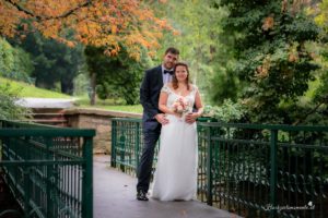 Hochzeitsfotografin mit Herz in der Nähe von Baden, Wiener Neustadt, Mödling, Wien, Perchtoldsdorf und Felixdorf Sucht ihr eine Hochzeitsfotografin mit Herz, die eure besonderen Momente in der Nähe von Baden, Wiener Neustadt oder in der Umgebung von Mödling, Wien, Perchtoldsdorf und Felixdorf festhält? Dann seid ihr hier genau richtig! Ich biete authentische und emotionale Hochzeitsfotografie, die die einzigartigen Augenblicke eurer Feier einfängt. Mit viel Leidenschaft und einem einfühlsamen Blick für Details halte ich die schönsten Erinnerungen eures großen Tages fest. Egal, ob es sich um eine romantische Zeremonie in Baden, eine Feier in Wiener Neustadt oder eine Hochzeit in der malerischen Umgebung von Mödling handelt – ich bin bereit, eure Geschichte mit meiner Kamera zu erzählen. Vertraut auf meine Erfahrung und Kreativität, um unvergessliche Erinnerungen zu schaffen, die ein Leben lang halten. Bucht jetzt eure Hochzeitsfotografin mit Herz in der Nähe von Baden, Wiener Neustadt, Mödling, Wien, Perchtoldsdorf oder Felixdorf und lasst uns gemeinsam eure Traumhochzeit festhalten! Kontaktiert mich für ein unverbindliches Angebot. Hochzeitsfotografin in der Nähe von Baden, Wiener Neustadt und Wien – Unvergessliche Erinnerungen festhalten Sucht ihr eine talentierte Hochzeitsfotografin in der Nähe von Baden? Oder vielleicht eine Hochzeitsfotografin in der Umgebung von Wiener Neustadt und Wien? Dann seid ihr hier genau richtig! Ich biete professionelle Hochzeitsfotografie, die eure besonderen Momente in authentischen und lebendigen Bildern festhält. Als erfahrene Hochzeitsfotografin im Bezirk Mödling und darüber hinaus, verstehe ich, wie wichtig es ist, die Emotionen und einzigartigen Augenblicke eurer Hochzeit einzufangen. Egal, ob ihr eine romantische Feier in Baden, eine traumhafte Hochzeit in Wiener Neustadt oder eine elegante Zeremonie in Wien plant – ich bin bereit, eure Geschichte mit meiner Kamera zu erzählen. Bucht jetzt eure Hochzeitsfotografin in der Nähe von Baden, Wiener Neustadt oder im Bezirk Mödling und sichert euch unvergessliche Erinnerungen für die Ewigkeit. Kontaktiert mich für ein unverbindliches Angebot und lasst uns gemeinsam eure Traumhochzeit festhalten! Hochzeitsfotografin in der Nähe von Baden und Wiener Neustadt Suchen Sie eine Hochzeitsfotografin in der Nähe von Baden oder Wiener Neustadt? Ich biete authentische und lebendige Fotos, die ungestellte Momente einfangen und Erinnerungen für die Ewigkeit schaffen. Mein Ziel ist es, einmalige und einzigartige Erinnerungen zu schaffen, die die Emotionen und die Schönheit Ihres besonderen Tages widerspiegeln. Mit einem Fokus auf ungestellte Aufnahmen halte ich die besonderen Augenblicke fest, die oft im Trubel des Tages übersehen werden. Jedes Lächeln, jede Träne der Freude und jede Umarmung wird in lebendigen Bildern festgehalten, die Sie ein Leben lang begleiten werden. Lassen Sie uns gemeinsam Ihre Geschichte erzählen und die besonderen Momente Ihrer Hochzeit für die Ewigkeit festhalten. Kontaktieren Sie mich, um mehr über meine Dienstleistungen als Hochzeitsfotografin in der Nähe von Baden und Wiener Neustadt zu erfahren! Hochzeitsfotografin in ganz Österreich – Authentische Hochzeitsfotos für euren besonderen Tag Als erfahrene Hochzeitsfotografin bin ich in ganz Österreich für euch im Einsatz. Ich habe bereits zahlreiche Hochzeiten in der Steiermark, im Burgenland und in vielen anderen Bundesländern begleitet. Egal, wo eure Traumhochzeit stattfindet – ich komme gerne zu euch und halte die besonderen Momente eures großen Tages fest. Meine Leidenschaft liegt darin, authentische Hochzeitsfotos zu erstellen, die die Emotionen und die einzigartigen Augenblicke eurer Feier einfangen. Jedes Lächeln, jede Träne der Freude und jede liebevolle Geste werden in lebendigen Bildern festgehalten, die euch ein Leben lang begleiten. Vertraut auf meine Erfahrung und Kreativität, um eure Hochzeit unvergesslich zu machen. Kontaktiert mich, um mehr über meine Dienstleistungen als Hochzeitsfotografin in ganz Österreich zu erfahren!