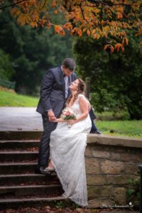 Hochzeitsfotografin in der Nähe von Baden und Wiener Neustadt Suchen Sie eine Hochzeitsfotografin in der Nähe von Baden oder Wiener Neustadt? Ich biete authentische und lebendige Fotos, die ungestellte Momente einfangen und Erinnerungen für die Ewigkeit schaffen. Mein Ziel ist es, einmalige und einzigartige Erinnerungen zu schaffen, die die Emotionen und die Schönheit Ihres besonderen Tages widerspiegeln. Mit einem Fokus auf ungestellte Aufnahmen halte ich die besonderen Augenblicke fest, die oft im Trubel des Tages übersehen werden. Jedes Lächeln, jede Träne der Freude und jede Umarmung wird in lebendigen Bildern festgehalten, die Sie ein Leben lang begleiten werden. Lassen Sie uns gemeinsam Ihre Geschichte erzählen und die besonderen Momente Ihrer Hochzeit für die Ewigkeit festhalten. Kontaktieren Sie mich, um mehr über meine Dienstleistungen als Hochzeitsfotografin in der Nähe von Baden und Wiener Neustadt zu erfahren! Hochzeitsfotografin in ganz Österreich – Authentische Hochzeitsfotos für euren besonderen Tag Als erfahrene Hochzeitsfotografin bin ich in ganz Österreich für euch im Einsatz. Ich habe bereits zahlreiche Hochzeiten in der Steiermark, im Burgenland und in vielen anderen Bundesländern begleitet. Egal, wo eure Traumhochzeit stattfindet – ich komme gerne zu euch und halte die besonderen Momente eures großen Tages fest. Meine Leidenschaft liegt darin, authentische Hochzeitsfotos zu erstellen, die die Emotionen und die einzigartigen Augenblicke eurer Feier einfangen. Jedes Lächeln, jede Träne der Freude und jede liebevolle Geste werden in lebendigen Bildern festgehalten, die euch ein Leben lang begleiten. Vertraut auf meine Erfahrung und Kreativität, um eure Hochzeit unvergesslich zu machen. Kontaktiert mich, um mehr über meine Dienstleistungen als Hochzeitsfotografin in ganz Österreich zu erfahren! Willkommen bei Ihrem Hochzeitsfotografen in der Nähe von Wiener Neustadt und Baden! Wir bieten Ihnen authentische, ungestellte und emotionale Fotos, die die besonderen Momente Ihres großen Tages festhalten. Unsere Leidenschaft für die Hochzeitsfotografie ermöglicht es uns, die einzigartigen Emotionen und die Liebe zwischen Ihnen und Ihren Gästen einzufangen. Vertrauen Sie auf unsere Erfahrung und Kreativität, um Ihre Erinnerungen in wunderschönen Bildern lebendig werden zu lassen. Kontaktieren Sie uns noch heute für ein unverbindliches Beratungsgespräch!