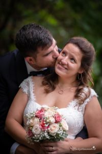 Hochzeitsfotografin in der Nähe von Baden und Wiener Neustadt Suchen Sie eine Hochzeitsfotografin in der Nähe von Baden oder Wiener Neustadt? Ich biete authentische und lebendige Fotos, die ungestellte Momente einfangen und Erinnerungen für die Ewigkeit schaffen. Mein Ziel ist es, einmalige und einzigartige Erinnerungen zu schaffen, die die Emotionen und die Schönheit Ihres besonderen Tages widerspiegeln. Mit einem Fokus auf ungestellte Aufnahmen halte ich die besonderen Augenblicke fest, die oft im Trubel des Tages übersehen werden. Jedes Lächeln, jede Träne der Freude und jede Umarmung wird in lebendigen Bildern festgehalten, die Sie ein Leben lang begleiten werden. Lassen Sie uns gemeinsam Ihre Geschichte erzählen und die besonderen Momente Ihrer Hochzeit für die Ewigkeit festhalten. Kontaktieren Sie mich, um mehr über meine Dienstleistungen als Hochzeitsfotografin in der Nähe von Baden und Wiener Neustadt zu erfahren! Hochzeitsfotografin in ganz Österreich – Authentische Hochzeitsfotos für euren besonderen Tag Als erfahrene Hochzeitsfotografin bin ich in ganz Österreich für euch im Einsatz. Ich habe bereits zahlreiche Hochzeiten in der Steiermark, im Burgenland und in vielen anderen Bundesländern begleitet. Egal, wo eure Traumhochzeit stattfindet – ich komme gerne zu euch und halte die besonderen Momente eures großen Tages fest. Meine Leidenschaft liegt darin, authentische Hochzeitsfotos zu erstellen, die die Emotionen und die einzigartigen Augenblicke eurer Feier einfangen. Jedes Lächeln, jede Träne der Freude und jede liebevolle Geste werden in lebendigen Bildern festgehalten, die euch ein Leben lang begleiten. Vertraut auf meine Erfahrung und Kreativität, um eure Hochzeit unvergesslich zu machen. Kontaktiert mich, um mehr über meine Dienstleistungen als Hochzeitsfotografin in ganz Österreich zu erfahren! Willkommen bei Ihrem Hochzeitsfotografen in der Nähe von Wiener Neustadt und Baden! Wir bieten Ihnen authentische, ungestellte und emotionale Fotos, die die besonderen Momente Ihres großen Tages festhalten. Unsere Leidenschaft für die Hochzeitsfotografie ermöglicht es uns, die einzigartigen Emotionen und die Liebe zwischen Ihnen und Ihren Gästen einzufangen. Vertrauen Sie auf unsere Erfahrung und Kreativität, um Ihre Erinnerungen in wunderschönen Bildern lebendig werden zu lassen. Kontaktieren Sie uns noch heute für ein unverbindliches Beratungsgespräch!