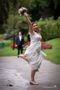 Hochzeitsfotografin in der Nähe von Baden und Wiener Neustadt Suchen Sie eine Hochzeitsfotografin in der Nähe von Baden oder Wiener Neustadt? Ich biete authentische und lebendige Fotos, die ungestellte Momente einfangen und Erinnerungen für die Ewigkeit schaffen. Mein Ziel ist es, einmalige und einzigartige Erinnerungen zu schaffen, die die Emotionen und die Schönheit Ihres besonderen Tages widerspiegeln. Mit einem Fokus auf ungestellte Aufnahmen halte ich die besonderen Augenblicke fest, die oft im Trubel des Tages übersehen werden. Jedes Lächeln, jede Träne der Freude und jede Umarmung wird in lebendigen Bildern festgehalten, die Sie ein Leben lang begleiten werden. Lassen Sie uns gemeinsam Ihre Geschichte erzählen und die besonderen Momente Ihrer Hochzeit für die Ewigkeit festhalten. Kontaktieren Sie mich, um mehr über meine Dienstleistungen als Hochzeitsfotografin in der Nähe von Baden und Wiener Neustadt zu erfahren! Hochzeitsfotografin in ganz Österreich – Authentische Hochzeitsfotos für euren besonderen Tag Als erfahrene Hochzeitsfotografin bin ich in ganz Österreich für euch im Einsatz. Ich habe bereits zahlreiche Hochzeiten in der Steiermark, im Burgenland und in vielen anderen Bundesländern begleitet. Egal, wo eure Traumhochzeit stattfindet – ich komme gerne zu euch und halte die besonderen Momente eures großen Tages fest. Meine Leidenschaft liegt darin, authentische Hochzeitsfotos zu erstellen, die die Emotionen und die einzigartigen Augenblicke eurer Feier einfangen. Jedes Lächeln, jede Träne der Freude und jede liebevolle Geste werden in lebendigen Bildern festgehalten, die euch ein Leben lang begleiten. Vertraut auf meine Erfahrung und Kreativität, um eure Hochzeit unvergesslich zu machen. Kontaktiert mich, um mehr über meine Dienstleistungen als Hochzeitsfotografin in ganz Österreich zu erfahren! Willkommen bei Ihrem Hochzeitsfotografen in der Nähe von Wiener Neustadt und Baden! Wir bieten Ihnen authentische, ungestellte und emotionale Fotos, die die besonderen Momente Ihres großen Tages festhalten. Unsere Leidenschaft für die Hochzeitsfotografie ermöglicht es uns, die einzigartigen Emotionen und die Liebe zwischen Ihnen und Ihren Gästen einzufangen. Vertrauen Sie auf unsere Erfahrung und Kreativität, um Ihre Erinnerungen in wunderschönen Bildern lebendig werden zu lassen. Kontaktieren Sie uns noch heute für ein unverbindliches Beratungsgespräch!