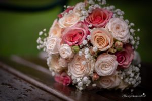 Hochzeitsfotografin in der Nähe von Baden und Wiener Neustadt Suchen Sie eine Hochzeitsfotografin in der Nähe von Baden oder Wiener Neustadt? Ich biete authentische und lebendige Fotos, die ungestellte Momente einfangen und Erinnerungen für die Ewigkeit schaffen. Mein Ziel ist es, einmalige und einzigartige Erinnerungen zu schaffen, die die Emotionen und die Schönheit Ihres besonderen Tages widerspiegeln. Mit einem Fokus auf ungestellte Aufnahmen halte ich die besonderen Augenblicke fest, die oft im Trubel des Tages übersehen werden. Jedes Lächeln, jede Träne der Freude und jede Umarmung wird in lebendigen Bildern festgehalten, die Sie ein Leben lang begleiten werden. Lassen Sie uns gemeinsam Ihre Geschichte erzählen und die besonderen Momente Ihrer Hochzeit für die Ewigkeit festhalten. Kontaktieren Sie mich, um mehr über meine Dienstleistungen als Hochzeitsfotografin in der Nähe von Baden und Wiener Neustadt zu erfahren! Hochzeitsfotografin in ganz Österreich – Authentische Hochzeitsfotos für euren besonderen Tag Als erfahrene Hochzeitsfotografin bin ich in ganz Österreich für euch im Einsatz. Ich habe bereits zahlreiche Hochzeiten in der Steiermark, im Burgenland und in vielen anderen Bundesländern begleitet. Egal, wo eure Traumhochzeit stattfindet – ich komme gerne zu euch und halte die besonderen Momente eures großen Tages fest. Meine Leidenschaft liegt darin, authentische Hochzeitsfotos zu erstellen, die die Emotionen und die einzigartigen Augenblicke eurer Feier einfangen. Jedes Lächeln, jede Träne der Freude und jede liebevolle Geste werden in lebendigen Bildern festgehalten, die euch ein Leben lang begleiten. Vertraut auf meine Erfahrung und Kreativität, um eure Hochzeit unvergesslich zu machen. Kontaktiert mich, um mehr über meine Dienstleistungen als Hochzeitsfotografin in ganz Österreich zu erfahren! Willkommen bei Ihrem Hochzeitsfotografen in der Nähe von Wiener Neustadt und Baden! Wir bieten Ihnen authentische, ungestellte und emotionale Fotos, die die besonderen Momente Ihres großen Tages festhalten. Unsere Leidenschaft für die Hochzeitsfotografie ermöglicht es uns, die einzigartigen Emotionen und die Liebe zwischen Ihnen und Ihren Gästen einzufangen. Vertrauen Sie auf unsere Erfahrung und Kreativität, um Ihre Erinnerungen in wunderschönen Bildern lebendig werden zu lassen. Kontaktieren Sie uns noch heute für ein unverbindliches Beratungsgespräch!