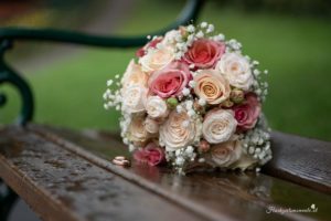 Willkommen bei Ihrem Hochzeitsfotografen in der Nähe von Wiener Neustadt und Baden! Wir bieten Ihnen authentische, ungestellte und emotionale Fotos, die die besonderen Momente Ihres großen Tages festhalten. Unsere Leidenschaft für die Hochzeitsfotografie ermöglicht es uns, die einzigartigen Emotionen und die Liebe zwischen Ihnen und Ihren Gästen einzufangen. Vertrauen Sie auf unsere Erfahrung und Kreativität, um Ihre Erinnerungen in wunderschönen Bildern lebendig werden zu lassen. Kontaktieren Sie uns noch heute für ein unverbindliches Beratungsgespräch!