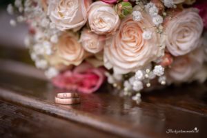 Hochzeitsfotografin in der Nähe von Baden und Wiener Neustadt Suchen Sie eine Hochzeitsfotografin in der Nähe von Baden oder Wiener Neustadt? Ich biete authentische und lebendige Fotos, die ungestellte Momente einfangen und Erinnerungen für die Ewigkeit schaffen. Mein Ziel ist es, einmalige und einzigartige Erinnerungen zu schaffen, die die Emotionen und die Schönheit Ihres besonderen Tages widerspiegeln. Mit einem Fokus auf ungestellte Aufnahmen halte ich die besonderen Augenblicke fest, die oft im Trubel des Tages übersehen werden. Jedes Lächeln, jede Träne der Freude und jede Umarmung wird in lebendigen Bildern festgehalten, die Sie ein Leben lang begleiten werden. Lassen Sie uns gemeinsam Ihre Geschichte erzählen und die besonderen Momente Ihrer Hochzeit für die Ewigkeit festhalten. Kontaktieren Sie mich, um mehr über meine Dienstleistungen als Hochzeitsfotografin in der Nähe von Baden und Wiener Neustadt zu erfahren! Hochzeitsfotografin in ganz Österreich – Authentische Hochzeitsfotos für euren besonderen Tag Als erfahrene Hochzeitsfotografin bin ich in ganz Österreich für euch im Einsatz. Ich habe bereits zahlreiche Hochzeiten in der Steiermark, im Burgenland und in vielen anderen Bundesländern begleitet. Egal, wo eure Traumhochzeit stattfindet – ich komme gerne zu euch und halte die besonderen Momente eures großen Tages fest. Meine Leidenschaft liegt darin, authentische Hochzeitsfotos zu erstellen, die die Emotionen und die einzigartigen Augenblicke eurer Feier einfangen. Jedes Lächeln, jede Träne der Freude und jede liebevolle Geste werden in lebendigen Bildern festgehalten, die euch ein Leben lang begleiten. Vertraut auf meine Erfahrung und Kreativität, um eure Hochzeit unvergesslich zu machen. Kontaktiert mich, um mehr über meine Dienstleistungen als Hochzeitsfotografin in ganz Österreich zu erfahren!