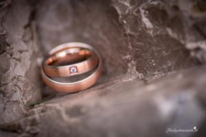 Hochzeitsfotografin in der Nähe von Baden und Wiener Neustadt Suchen Sie eine Hochzeitsfotografin in der Nähe von Baden oder Wiener Neustadt? Ich biete authentische und lebendige Fotos, die ungestellte Momente einfangen und Erinnerungen für die Ewigkeit schaffen. Mein Ziel ist es, einmalige und einzigartige Erinnerungen zu schaffen, die die Emotionen und die Schönheit Ihres besonderen Tages widerspiegeln. Mit einem Fokus auf ungestellte Aufnahmen halte ich die besonderen Augenblicke fest, die oft im Trubel des Tages übersehen werden. Jedes Lächeln, jede Träne der Freude und jede Umarmung wird in lebendigen Bildern festgehalten, die Sie ein Leben lang begleiten werden. Lassen Sie uns gemeinsam Ihre Geschichte erzählen und die besonderen Momente Ihrer Hochzeit für die Ewigkeit festhalten. Kontaktieren Sie mich, um mehr über meine Dienstleistungen als Hochzeitsfotografin in der Nähe von Baden und Wiener Neustadt zu erfahren! Hochzeitsfotografin in ganz Österreich – Authentische Hochzeitsfotos für euren besonderen Tag Als erfahrene Hochzeitsfotografin bin ich in ganz Österreich für euch im Einsatz. Ich habe bereits zahlreiche Hochzeiten in der Steiermark, im Burgenland und in vielen anderen Bundesländern begleitet. Egal, wo eure Traumhochzeit stattfindet – ich komme gerne zu euch und halte die besonderen Momente eures großen Tages fest. Meine Leidenschaft liegt darin, authentische Hochzeitsfotos zu erstellen, die die Emotionen und die einzigartigen Augenblicke eurer Feier einfangen. Jedes Lächeln, jede Träne der Freude und jede liebevolle Geste werden in lebendigen Bildern festgehalten, die euch ein Leben lang begleiten. Vertraut auf meine Erfahrung und Kreativität, um eure Hochzeit unvergesslich zu machen. Kontaktiert mich, um mehr über meine Dienstleistungen als Hochzeitsfotografin in ganz Österreich zu erfahren! Willkommen bei Ihrem Hochzeitsfotografen in der Nähe von Wiener Neustadt und Baden! Wir bieten Ihnen authentische, ungestellte und emotionale Fotos, die die besonderen Momente Ihres großen Tages festhalten. Unsere Leidenschaft für die Hochzeitsfotografie ermöglicht es uns, die einzigartigen Emotionen und die Liebe zwischen Ihnen und Ihren Gästen einzufangen. Vertrauen Sie auf unsere Erfahrung und Kreativität, um Ihre Erinnerungen in wunderschönen Bildern lebendig werden zu lassen. Kontaktieren Sie uns noch heute für ein unverbindliches Beratungsgespräch!