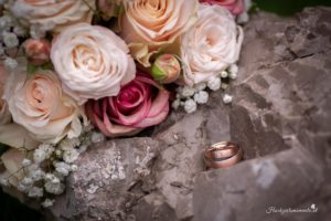 Hochzeitsfotografin in der Nähe von Baden und Wiener Neustadt Suchen Sie eine Hochzeitsfotografin in der Nähe von Baden oder Wiener Neustadt? Ich biete authentische und lebendige Fotos, die ungestellte Momente einfangen und Erinnerungen für die Ewigkeit schaffen. Mein Ziel ist es, einmalige und einzigartige Erinnerungen zu schaffen, die die Emotionen und die Schönheit Ihres besonderen Tages widerspiegeln. Mit einem Fokus auf ungestellte Aufnahmen halte ich die besonderen Augenblicke fest, die oft im Trubel des Tages übersehen werden. Jedes Lächeln, jede Träne der Freude und jede Umarmung wird in lebendigen Bildern festgehalten, die Sie ein Leben lang begleiten werden. Lassen Sie uns gemeinsam Ihre Geschichte erzählen und die besonderen Momente Ihrer Hochzeit für die Ewigkeit festhalten. Kontaktieren Sie mich, um mehr über meine Dienstleistungen als Hochzeitsfotografin in der Nähe von Baden und Wiener Neustadt zu erfahren! Hochzeitsfotografin in ganz Österreich – Authentische Hochzeitsfotos für euren besonderen Tag Als erfahrene Hochzeitsfotografin bin ich in ganz Österreich für euch im Einsatz. Ich habe bereits zahlreiche Hochzeiten in der Steiermark, im Burgenland und in vielen anderen Bundesländern begleitet. Egal, wo eure Traumhochzeit stattfindet – ich komme gerne zu euch und halte die besonderen Momente eures großen Tages fest. Meine Leidenschaft liegt darin, authentische Hochzeitsfotos zu erstellen, die die Emotionen und die einzigartigen Augenblicke eurer Feier einfangen. Jedes Lächeln, jede Träne der Freude und jede liebevolle Geste werden in lebendigen Bildern festgehalten, die euch ein Leben lang begleiten. Vertraut auf meine Erfahrung und Kreativität, um eure Hochzeit unvergesslich zu machen. Kontaktiert mich, um mehr über meine Dienstleistungen als Hochzeitsfotografin in ganz Österreich zu erfahren! Willkommen bei Ihrem Hochzeitsfotografen in der Nähe von Wiener Neustadt und Baden! Wir bieten Ihnen authentische, ungestellte und emotionale Fotos, die die besonderen Momente Ihres großen Tages festhalten. Unsere Leidenschaft für die Hochzeitsfotografie ermöglicht es uns, die einzigartigen Emotionen und die Liebe zwischen Ihnen und Ihren Gästen einzufangen. Vertrauen Sie auf unsere Erfahrung und Kreativität, um Ihre Erinnerungen in wunderschönen Bildern lebendig werden zu lassen. Kontaktieren Sie uns noch heute für ein unverbindliches Beratungsgespräch!