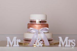 Hochzeitsfotografin in der Nähe von Baden und Wiener Neustadt Suchen Sie eine Hochzeitsfotografin in der Nähe von Baden oder Wiener Neustadt? Ich biete authentische und lebendige Fotos, die ungestellte Momente einfangen und Erinnerungen für die Ewigkeit schaffen. Mein Ziel ist es, einmalige und einzigartige Erinnerungen zu schaffen, die die Emotionen und die Schönheit Ihres besonderen Tages widerspiegeln. Mit einem Fokus auf ungestellte Aufnahmen halte ich die besonderen Augenblicke fest, die oft im Trubel des Tages übersehen werden. Jedes Lächeln, jede Träne der Freude und jede Umarmung wird in lebendigen Bildern festgehalten, die Sie ein Leben lang begleiten werden. Lassen Sie uns gemeinsam Ihre Geschichte erzählen und die besonderen Momente Ihrer Hochzeit für die Ewigkeit festhalten. Kontaktieren Sie mich, um mehr über meine Dienstleistungen als Hochzeitsfotografin in der Nähe von Baden und Wiener Neustadt zu erfahren! Hochzeitsfotografin in ganz Österreich – Authentische Hochzeitsfotos für euren besonderen Tag Als erfahrene Hochzeitsfotografin bin ich in ganz Österreich für euch im Einsatz. Ich habe bereits zahlreiche Hochzeiten in der Steiermark, im Burgenland und in vielen anderen Bundesländern begleitet. Egal, wo eure Traumhochzeit stattfindet – ich komme gerne zu euch und halte die besonderen Momente eures großen Tages fest. Meine Leidenschaft liegt darin, authentische Hochzeitsfotos zu erstellen, die die Emotionen und die einzigartigen Augenblicke eurer Feier einfangen. Jedes Lächeln, jede Träne der Freude und jede liebevolle Geste werden in lebendigen Bildern festgehalten, die euch ein Leben lang begleiten. Vertraut auf meine Erfahrung und Kreativität, um eure Hochzeit unvergesslich zu machen. Kontaktiert mich, um mehr über meine Dienstleistungen als Hochzeitsfotografin in ganz Österreich zu erfahren! Willkommen bei Ihrem Hochzeitsfotografen in der Nähe von Wiener Neustadt und Baden! Wir bieten Ihnen authentische, ungestellte und emotionale Fotos, die die besonderen Momente Ihres großen Tages festhalten. Unsere Leidenschaft für die Hochzeitsfotografie ermöglicht es uns, die einzigartigen Emotionen und die Liebe zwischen Ihnen und Ihren Gästen einzufangen. Vertrauen Sie auf unsere Erfahrung und Kreativität, um Ihre Erinnerungen in wunderschönen Bildern lebendig werden zu lassen. Kontaktieren Sie uns noch heute für ein unverbindliches Beratungsgespräch!