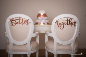 Hochzeitsfotografin in der Nähe von Baden und Wiener Neustadt Suchen Sie eine Hochzeitsfotografin in der Nähe von Baden oder Wiener Neustadt? Ich biete authentische und lebendige Fotos, die ungestellte Momente einfangen und Erinnerungen für die Ewigkeit schaffen. Mein Ziel ist es, einmalige und einzigartige Erinnerungen zu schaffen, die die Emotionen und die Schönheit Ihres besonderen Tages widerspiegeln. Mit einem Fokus auf ungestellte Aufnahmen halte ich die besonderen Augenblicke fest, die oft im Trubel des Tages übersehen werden. Jedes Lächeln, jede Träne der Freude und jede Umarmung wird in lebendigen Bildern festgehalten, die Sie ein Leben lang begleiten werden. Lassen Sie uns gemeinsam Ihre Geschichte erzählen und die besonderen Momente Ihrer Hochzeit für die Ewigkeit festhalten. Kontaktieren Sie mich, um mehr über meine Dienstleistungen als Hochzeitsfotografin in der Nähe von Baden und Wiener Neustadt zu erfahren! Hochzeitsfotografin in ganz Österreich – Authentische Hochzeitsfotos für euren besonderen Tag Als erfahrene Hochzeitsfotografin bin ich in ganz Österreich für euch im Einsatz. Ich habe bereits zahlreiche Hochzeiten in der Steiermark, im Burgenland und in vielen anderen Bundesländern begleitet. Egal, wo eure Traumhochzeit stattfindet – ich komme gerne zu euch und halte die besonderen Momente eures großen Tages fest. Meine Leidenschaft liegt darin, authentische Hochzeitsfotos zu erstellen, die die Emotionen und die einzigartigen Augenblicke eurer Feier einfangen. Jedes Lächeln, jede Träne der Freude und jede liebevolle Geste werden in lebendigen Bildern festgehalten, die euch ein Leben lang begleiten. Vertraut auf meine Erfahrung und Kreativität, um eure Hochzeit unvergesslich zu machen. Kontaktiert mich, um mehr über meine Dienstleistungen als Hochzeitsfotografin in ganz Österreich zu erfahren! Willkommen bei Ihrem Hochzeitsfotografen in der Nähe von Wiener Neustadt und Baden! Wir bieten Ihnen authentische, ungestellte und emotionale Fotos, die die besonderen Momente Ihres großen Tages festhalten. Unsere Leidenschaft für die Hochzeitsfotografie ermöglicht es uns, die einzigartigen Emotionen und die Liebe zwischen Ihnen und Ihren Gästen einzufangen. Vertrauen Sie auf unsere Erfahrung und Kreativität, um Ihre Erinnerungen in wunderschönen Bildern lebendig werden zu lassen. Kontaktieren Sie uns noch heute für ein unverbindliches Beratungsgespräch!