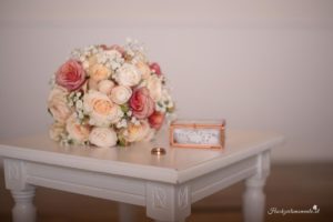 Kursalon Mödling Hochzeitsfotografin in der Nähe von Baden und Wiener Neustadt Suchen Sie eine Hochzeitsfotografin in der Nähe von Baden oder Wiener Neustadt? Ich biete authentische und lebendige Fotos, die ungestellte Momente einfangen und Erinnerungen für die Ewigkeit schaffen. Mein Ziel ist es, einmalige und einzigartige Erinnerungen zu schaffen, die die Emotionen und die Schönheit Ihres besonderen Tages widerspiegeln. Mit einem Fokus auf ungestellte Aufnahmen halte ich die besonderen Augenblicke fest, die oft im Trubel des Tages übersehen werden. Jedes Lächeln, jede Träne der Freude und jede Umarmung wird in lebendigen Bildern festgehalten, die Sie ein Leben lang begleiten werden. Lassen Sie uns gemeinsam Ihre Geschichte erzählen und die besonderen Momente Ihrer Hochzeit für die Ewigkeit festhalten. Kontaktieren Sie mich, um mehr über meine Dienstleistungen als Hochzeitsfotografin in der Nähe von Baden und Wiener Neustadt zu erfahren! Hochzeitsfotografin in ganz Österreich – Authentische Hochzeitsfotos für euren besonderen Tag Als erfahrene Hochzeitsfotografin bin ich in ganz Österreich für euch im Einsatz. Ich habe bereits zahlreiche Hochzeiten in der Steiermark, im Burgenland und in vielen anderen Bundesländern begleitet. Egal, wo eure Traumhochzeit stattfindet – ich komme gerne zu euch und halte die besonderen Momente eures großen Tages fest. Meine Leidenschaft liegt darin, authentische Hochzeitsfotos zu erstellen, die die Emotionen und die einzigartigen Augenblicke eurer Feier einfangen. Jedes Lächeln, jede Träne der Freude und jede liebevolle Geste werden in lebendigen Bildern festgehalten, die euch ein Leben lang begleiten. Vertraut auf meine Erfahrung und Kreativität, um eure Hochzeit unvergesslich zu machen. Kontaktiert mich, um mehr über meine Dienstleistungen als Hochzeitsfotografin in ganz Österreich zu erfahren! Willkommen bei Ihrem Hochzeitsfotografen in der Nähe von Wiener Neustadt und Baden! Wir bieten Ihnen authentische, ungestellte und emotionale Fotos, die die besonderen Momente Ihres großen Tages festhalten. Unsere Leidenschaft für die Hochzeitsfotografie ermöglicht es uns, die einzigartigen Emotionen und die Liebe zwischen Ihnen und Ihren Gästen einzufangen. Vertrauen Sie auf unsere Erfahrung und Kreativität, um Ihre Erinnerungen in wunderschönen Bildern lebendig werden zu lassen. Kontaktieren Sie uns noch heute für ein unverbindliches Beratungsgespräch!