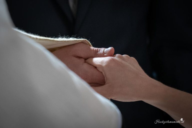 Hochzeitsfotograf Wiener Neustadt, Baden bei Wien & Umgebung Ich bin Ihr Hochzeitsfotograf in Wiener Neustadt, Baden bei Wien und der Umgebung. Mit viel Erfahrung und Liebe zum Detail halte ich die schönsten Momente Ihrer Hochzeit in authentischen, emotionalen Fotos fest. Zusätzlich können Sie im Raum Wiener Neustadt, Baden bei Wien und Umgebung eine Fotobox für Ihre Feier mieten – für noch mehr Spaß und unvergessliche Erinnerungen. Vertrauen Sie auf meine Expertise, um Ihre Hochzeitsbilder perfekt in Szene zu setzen.