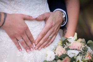 Hochzeitsfotograf im Burgenland, Neufeld & Umgebung Als erfahrener Hochzeitsfotograf in Burgenland, Neufeld, Baden bei Wien sowie im Bezirk Neunkirchen und Wiener Neustadt halte ich die schönsten Momente Ihrer Hochzeit authentisch und mit viel Liebe zum Detail fest. Besonders gerne begleite ich Hochzeiten am Neufeldersee und fange die romantische Atmosphäre dieses einzigartigen Ortes in einzigartigen Bildern ein. Vertrauen Sie auf meine Erfahrung, um Ihre unvergesslichen Erinnerungen in zeitlosen Fotos zu verewigen.
