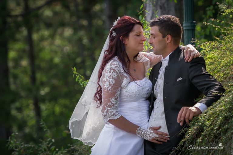 Hochzeitsfotograf Wiener Neustadt, Baden bei Wien & Umgebung Ich bin Ihr Hochzeitsfotograf in Wiener Neustadt, Baden bei Wien und der Umgebung. Mit viel Erfahrung und Liebe zum Detail halte ich die schönsten Momente Ihrer Hochzeit in authentischen, emotionalen Fotos fest. Zusätzlich können Sie im Raum Wiener Neustadt, Baden bei Wien und Umgebung eine Fotobox für Ihre Feier mieten – für noch mehr Spaß und unvergessliche Erinnerungen. Vertrauen Sie auf meine Expertise, um Ihre Hochzeitsbilder perfekt in Szene zu setzen.