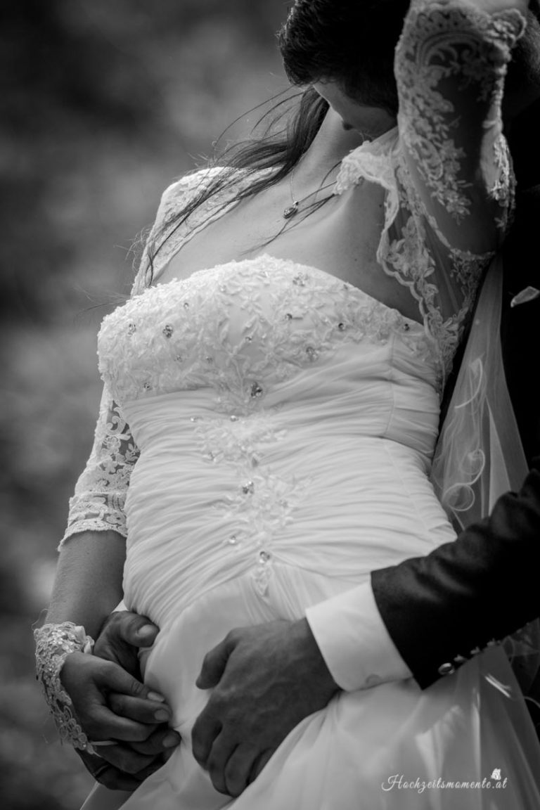 Hochzeitsfotograf Wiener Neustadt, Baden bei Wien & Umgebung Ich bin Ihr Hochzeitsfotograf in Wiener Neustadt, Baden bei Wien und der Umgebung. Mit viel Erfahrung und Liebe zum Detail halte ich die schönsten Momente Ihrer Hochzeit in authentischen, emotionalen Fotos fest. Zusätzlich können Sie im Raum Wiener Neustadt, Baden bei Wien und Umgebung eine Fotobox für Ihre Feier mieten – für noch mehr Spaß und unvergessliche Erinnerungen. Vertrauen Sie auf meine Expertise, um Ihre Hochzeitsbilder perfekt in Szene zu setzen.