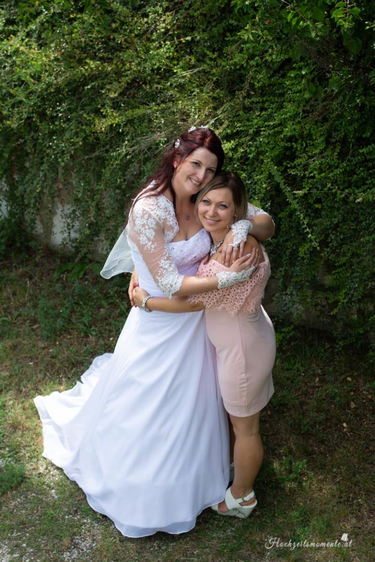 Hochzeitsfotograf Wiener Neustadt, Baden bei Wien & Umgebung Ich bin Ihr Hochzeitsfotograf in Wiener Neustadt, Baden bei Wien und der Umgebung. Mit viel Erfahrung und Liebe zum Detail halte ich die schönsten Momente Ihrer Hochzeit in authentischen, emotionalen Fotos fest. Zusätzlich können Sie im Raum Wiener Neustadt, Baden bei Wien und Umgebung eine Fotobox für Ihre Feier mieten – für noch mehr Spaß und unvergessliche Erinnerungen. Vertrauen Sie auf meine Expertise, um Ihre Hochzeitsbilder perfekt in Szene zu setzen.