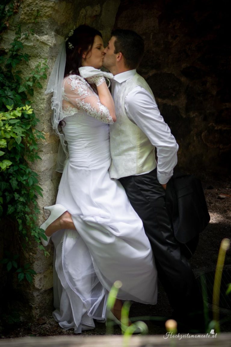 Hochzeitsfotograf Wiener Neustadt, Baden bei Wien & Umgebung Ich bin Ihr Hochzeitsfotograf in Wiener Neustadt, Baden bei Wien und der Umgebung. Mit viel Erfahrung und Liebe zum Detail halte ich die schönsten Momente Ihrer Hochzeit in authentischen, emotionalen Fotos fest. Zusätzlich können Sie im Raum Wiener Neustadt, Baden bei Wien und Umgebung eine Fotobox für Ihre Feier mieten – für noch mehr Spaß und unvergessliche Erinnerungen. Vertrauen Sie auf meine Expertise, um Ihre Hochzeitsbilder perfekt in Szene zu setzen.