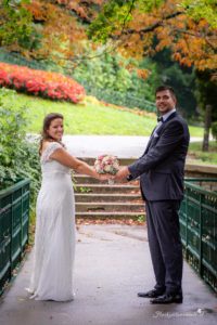 Hochzeitsfotografin in der Nähe von Baden und Wiener Neustadt Suchen Sie eine Hochzeitsfotografin in der Nähe von Baden oder Wiener Neustadt? Ich biete authentische und lebendige Fotos, die ungestellte Momente einfangen und Erinnerungen für die Ewigkeit schaffen. Mein Ziel ist es, einmalige und einzigartige Erinnerungen zu schaffen, die die Emotionen und die Schönheit Ihres besonderen Tages widerspiegeln. Mit einem Fokus auf ungestellte Aufnahmen halte ich die besonderen Augenblicke fest, die oft im Trubel des Tages übersehen werden. Jedes Lächeln, jede Träne der Freude und jede Umarmung wird in lebendigen Bildern festgehalten, die Sie ein Leben lang begleiten werden. Lassen Sie uns gemeinsam Ihre Geschichte erzählen und die besonderen Momente Ihrer Hochzeit für die Ewigkeit festhalten. Kontaktieren Sie mich, um mehr über meine Dienstleistungen als Hochzeitsfotografin in der Nähe von Baden und Wiener Neustadt zu erfahren! Hochzeitsfotografin in ganz Österreich – Authentische Hochzeitsfotos für euren besonderen Tag Als erfahrene Hochzeitsfotografin bin ich in ganz Österreich für euch im Einsatz. Ich habe bereits zahlreiche Hochzeiten in der Steiermark, im Burgenland und in vielen anderen Bundesländern begleitet. Egal, wo eure Traumhochzeit stattfindet – ich komme gerne zu euch und halte die besonderen Momente eures großen Tages fest. Meine Leidenschaft liegt darin, authentische Hochzeitsfotos zu erstellen, die die Emotionen und die einzigartigen Augenblicke eurer Feier einfangen. Jedes Lächeln, jede Träne der Freude und jede liebevolle Geste werden in lebendigen Bildern festgehalten, die euch ein Leben lang begleiten. Vertraut auf meine Erfahrung und Kreativität, um eure Hochzeit unvergesslich zu machen. Kontaktiert mich, um mehr über meine Dienstleistungen als Hochzeitsfotografin in ganz Österreich zu erfahren! Willkommen bei Ihrem Hochzeitsfotografen in der Nähe von Wiener Neustadt und Baden! Wir bieten Ihnen authentische, ungestellte und emotionale Fotos, die die besonderen Momente Ihres großen Tages festhalten. Unsere Leidenschaft für die Hochzeitsfotografie ermöglicht es uns, die einzigartigen Emotionen und die Liebe zwischen Ihnen und Ihren Gästen einzufangen. Vertrauen Sie auf unsere Erfahrung und Kreativität, um Ihre Erinnerungen in wunderschönen Bildern lebendig werden zu lassen. Kontaktieren Sie uns noch heute für ein unverbindliches Beratungsgespräch!