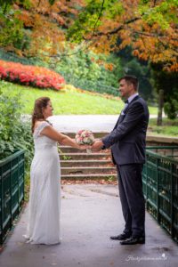 Hochzeitsfotografin in der Nähe von Baden und Wiener Neustadt Suchen Sie eine Hochzeitsfotografin in der Nähe von Baden oder Wiener Neustadt? Ich biete authentische und lebendige Fotos, die ungestellte Momente einfangen und Erinnerungen für die Ewigkeit schaffen. Mein Ziel ist es, einmalige und einzigartige Erinnerungen zu schaffen, die die Emotionen und die Schönheit Ihres besonderen Tages widerspiegeln. Mit einem Fokus auf ungestellte Aufnahmen halte ich die besonderen Augenblicke fest, die oft im Trubel des Tages übersehen werden. Jedes Lächeln, jede Träne der Freude und jede Umarmung wird in lebendigen Bildern festgehalten, die Sie ein Leben lang begleiten werden. Lassen Sie uns gemeinsam Ihre Geschichte erzählen und die besonderen Momente Ihrer Hochzeit für die Ewigkeit festhalten. Kontaktieren Sie mich, um mehr über meine Dienstleistungen als Hochzeitsfotografin in der Nähe von Baden und Wiener Neustadt zu erfahren! Hochzeitsfotografin in ganz Österreich – Authentische Hochzeitsfotos für euren besonderen Tag Als erfahrene Hochzeitsfotografin bin ich in ganz Österreich für euch im Einsatz. Ich habe bereits zahlreiche Hochzeiten in der Steiermark, im Burgenland und in vielen anderen Bundesländern begleitet. Egal, wo eure Traumhochzeit stattfindet – ich komme gerne zu euch und halte die besonderen Momente eures großen Tages fest. Meine Leidenschaft liegt darin, authentische Hochzeitsfotos zu erstellen, die die Emotionen und die einzigartigen Augenblicke eurer Feier einfangen. Jedes Lächeln, jede Träne der Freude und jede liebevolle Geste werden in lebendigen Bildern festgehalten, die euch ein Leben lang begleiten. Vertraut auf meine Erfahrung und Kreativität, um eure Hochzeit unvergesslich zu machen. Kontaktiert mich, um mehr über meine Dienstleistungen als Hochzeitsfotografin in ganz Österreich zu erfahren! Willkommen bei Ihrem Hochzeitsfotografen in der Nähe von Wiener Neustadt und Baden! Wir bieten Ihnen authentische, ungestellte und emotionale Fotos, die die besonderen Momente Ihres großen Tages festhalten. Unsere Leidenschaft für die Hochzeitsfotografie ermöglicht es uns, die einzigartigen Emotionen und die Liebe zwischen Ihnen und Ihren Gästen einzufangen. Vertrauen Sie auf unsere Erfahrung und Kreativität, um Ihre Erinnerungen in wunderschönen Bildern lebendig werden zu lassen. Kontaktieren Sie uns noch heute für ein unverbindliches Beratungsgespräch!