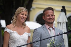 Hochzeitsfotograf Wiener Neustadt, Baden bei Wien & Umgebung Ich bin Ihr Hochzeitsfotograf in Wiener Neustadt, Baden bei Wien und der Umgebung. Mit viel Erfahrung und Liebe zum Detail halte ich die schönsten Momente Ihrer Hochzeit in authentischen, emotionalen Fotos fest. Zusätzlich können Sie im Raum Wiener Neustadt, Baden bei Wien und Umgebung eine Fotobox für Ihre Feier mieten – für noch mehr Spaß und unvergessliche Erinnerungen. Vertrauen Sie auf meine Expertise, um Ihre Hochzeitsbilder perfekt in Szene zu setzen.
