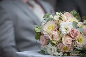 Hochzeitsfotograf Wiener Neustadt, Baden bei Wien & Umgebung Ich bin Ihr Hochzeitsfotograf in Wiener Neustadt, Baden bei Wien und der Umgebung. Mit viel Erfahrung und Liebe zum Detail halte ich die schönsten Momente Ihrer Hochzeit in authentischen, emotionalen Fotos fest. Zusätzlich können Sie im Raum Wiener Neustadt, Baden bei Wien und Umgebung eine Fotobox für Ihre Feier mieten – für noch mehr Spaß und unvergessliche Erinnerungen. Vertrauen Sie auf meine Expertise, um Ihre Hochzeitsbilder perfekt in Szene zu setzen.