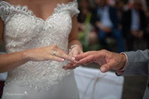 Hochzeitsfotograf Wiener Neustadt, Baden bei Wien & Umgebung Ich bin Ihr Hochzeitsfotograf in Wiener Neustadt, Baden bei Wien und der Umgebung. Mit viel Erfahrung und Liebe zum Detail halte ich die schönsten Momente Ihrer Hochzeit in authentischen, emotionalen Fotos fest. Zusätzlich können Sie im Raum Wiener Neustadt, Baden bei Wien und Umgebung eine Fotobox für Ihre Feier mieten – für noch mehr Spaß und unvergessliche Erinnerungen. Vertrauen Sie auf meine Expertise, um Ihre Hochzeitsbilder perfekt in Szene zu setzen.