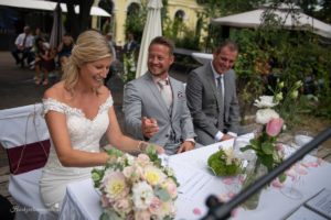 Hochzeitsfotograf Wiener Neustadt, Baden bei Wien & Umgebung Ich bin Ihr Hochzeitsfotograf in Wiener Neustadt, Baden bei Wien und der Umgebung. Mit viel Erfahrung und Liebe zum Detail halte ich die schönsten Momente Ihrer Hochzeit in authentischen, emotionalen Fotos fest. Zusätzlich können Sie im Raum Wiener Neustadt, Baden bei Wien und Umgebung eine Fotobox für Ihre Feier mieten – für noch mehr Spaß und unvergessliche Erinnerungen. Vertrauen Sie auf meine Expertise, um Ihre Hochzeitsbilder perfekt in Szene zu setzen.