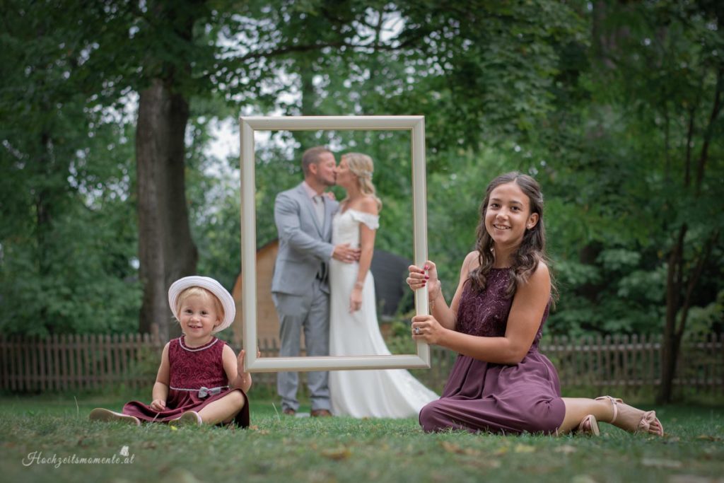 Hochzeitsfotograf Wiener Neustadt, Baden bei Wien & Umgebung Ich bin Ihr Hochzeitsfotograf in Wiener Neustadt, Baden bei Wien und der Umgebung. Mit viel Erfahrung und Liebe zum Detail halte ich die schönsten Momente Ihrer Hochzeit in authentischen, emotionalen Fotos fest. Zusätzlich können Sie im Raum Wiener Neustadt, Baden bei Wien und Umgebung eine Fotobox für Ihre Feier mieten – für noch mehr Spaß und unvergessliche Erinnerungen. Vertrauen Sie auf meine Expertise, um Ihre Hochzeitsbilder perfekt in Szene zu setzen.