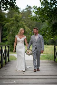 Hochzeitsfotograf Wiener Neustadt, Baden bei Wien & Umgebung Ich bin Ihr Hochzeitsfotograf in Wiener Neustadt, Baden bei Wien und der Umgebung. Mit viel Erfahrung und Liebe zum Detail halte ich die schönsten Momente Ihrer Hochzeit in authentischen, emotionalen Fotos fest. Zusätzlich können Sie im Raum Wiener Neustadt, Baden bei Wien und Umgebung eine Fotobox für Ihre Feier mieten – für noch mehr Spaß und unvergessliche Erinnerungen. Vertrauen Sie auf meine Expertise, um Ihre Hochzeitsbilder perfekt in Szene zu setzen.