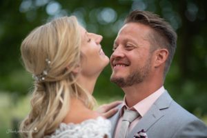 Hochzeitsfotograf Wiener Neustadt, Baden bei Wien & Umgebung Ich bin Ihr Hochzeitsfotograf in Wiener Neustadt, Baden bei Wien und der Umgebung. Mit viel Erfahrung und Liebe zum Detail halte ich die schönsten Momente Ihrer Hochzeit in authentischen, emotionalen Fotos fest. Zusätzlich können Sie im Raum Wiener Neustadt, Baden bei Wien und Umgebung eine Fotobox für Ihre Feier mieten – für noch mehr Spaß und unvergessliche Erinnerungen. Vertrauen Sie auf meine Expertise, um Ihre Hochzeitsbilder perfekt in Szene zu setzen.