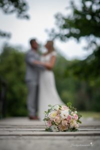 Hochzeitsfotograf Wiener Neustadt, Baden bei Wien & Umgebung Ich bin Ihr Hochzeitsfotograf in Wiener Neustadt, Baden bei Wien und der Umgebung. Mit viel Erfahrung und Liebe zum Detail halte ich die schönsten Momente Ihrer Hochzeit in authentischen, emotionalen Fotos fest. Zusätzlich können Sie im Raum Wiener Neustadt, Baden bei Wien und Umgebung eine Fotobox für Ihre Feier mieten – für noch mehr Spaß und unvergessliche Erinnerungen. Vertrauen Sie auf meine Expertise, um Ihre Hochzeitsbilder perfekt in Szene zu setzen.