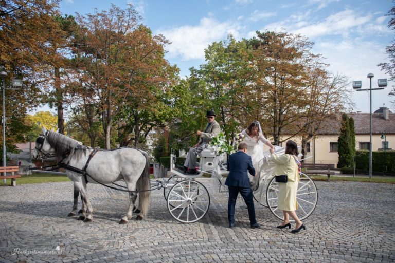 Hochzeitsfotograf Wiener Neustadt, Baden bei Wien & Bad Vöslau Als erfahrener Hochzeitsfotograf in Wiener Neustadt, Baden bei Wien und der Umgebung von Bad Vöslau fange ich die schönsten Momente Ihrer Hochzeit in authentischen und emotionalen Bildern ein. Mit viel Liebe zum Detail halte ich Ihre besonderen Erinnerungen fest. Zusätzlich können Sie im Raum Baden bei Wien und Wiener Neustadt eine Fotobox mieten – für noch mehr Spaß und unvergessliche Augenblicke an Ihrem großen Tag. Vertrauen Sie auf meine Expertise, um Ihre Hochzeit perfekt zu dokumentieren.