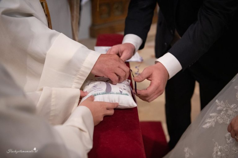 Hochzeitsfotograf Wiener Neustadt, Baden bei Wien & Bad Vöslau Als erfahrener Hochzeitsfotograf in Wiener Neustadt, Baden bei Wien und der Umgebung von Bad Vöslau fange ich die schönsten Momente Ihrer Hochzeit in authentischen und emotionalen Bildern ein. Mit viel Liebe zum Detail halte ich Ihre besonderen Erinnerungen fest. Zusätzlich können Sie im Raum Baden bei Wien und Wiener Neustadt eine Fotobox mieten – für noch mehr Spaß und unvergessliche Augenblicke an Ihrem großen Tag. Vertrauen Sie auf meine Expertise, um Ihre Hochzeit perfekt zu dokumentieren.