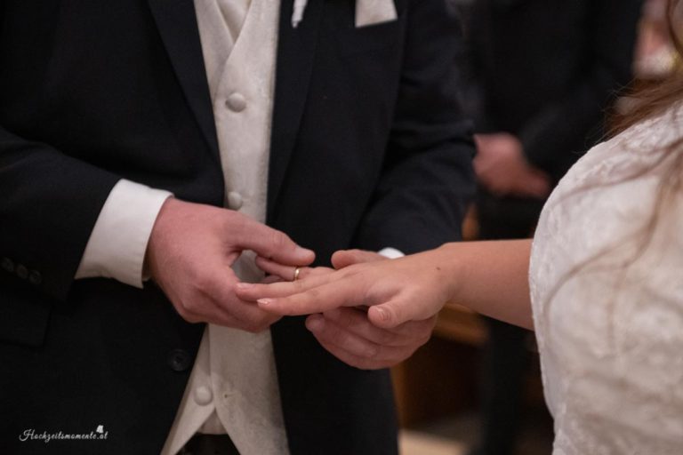 Hochzeitsfotograf Wiener Neustadt, Baden bei Wien & Bad Vöslau Als erfahrener Hochzeitsfotograf in Wiener Neustadt, Baden bei Wien und der Umgebung von Bad Vöslau fange ich die schönsten Momente Ihrer Hochzeit in authentischen und emotionalen Bildern ein. Mit viel Liebe zum Detail halte ich Ihre besonderen Erinnerungen fest. Zusätzlich können Sie im Raum Baden bei Wien und Wiener Neustadt eine Fotobox mieten – für noch mehr Spaß und unvergessliche Augenblicke an Ihrem großen Tag. Vertrauen Sie auf meine Expertise, um Ihre Hochzeit perfekt zu dokumentieren.