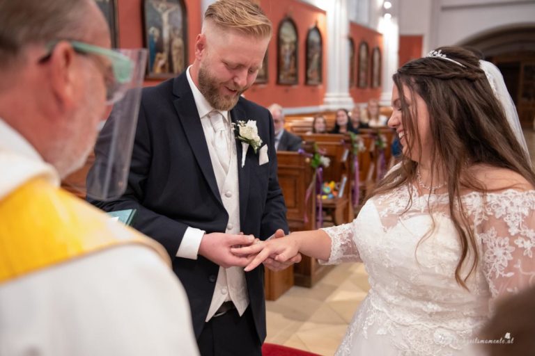 Hochzeitsfotograf Wiener Neustadt, Baden bei Wien & Bad Vöslau Als erfahrener Hochzeitsfotograf in Wiener Neustadt, Baden bei Wien und der Umgebung von Bad Vöslau fange ich die schönsten Momente Ihrer Hochzeit in authentischen und emotionalen Bildern ein. Mit viel Liebe zum Detail halte ich Ihre besonderen Erinnerungen fest. Zusätzlich können Sie im Raum Baden bei Wien und Wiener Neustadt eine Fotobox mieten – für noch mehr Spaß und unvergessliche Augenblicke an Ihrem großen Tag. Vertrauen Sie auf meine Expertise, um Ihre Hochzeit perfekt zu dokumentieren. Kirche Bad Vöslau
