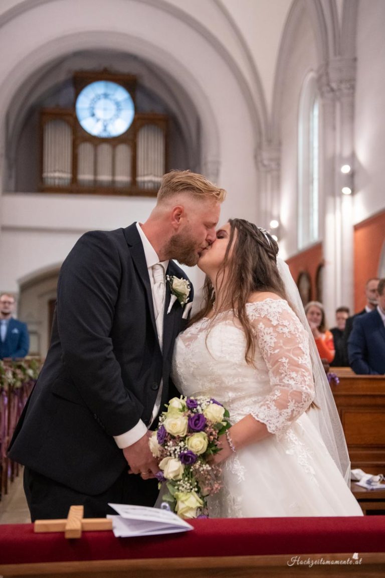 Hochzeitsfotograf Wiener Neustadt, Baden bei Wien & Bad Vöslau Als erfahrener Hochzeitsfotograf in Wiener Neustadt, Baden bei Wien und der Umgebung von Bad Vöslau fange ich die schönsten Momente Ihrer Hochzeit in authentischen und emotionalen Bildern ein. Mit viel Liebe zum Detail halte ich Ihre besonderen Erinnerungen fest. Zusätzlich können Sie im Raum Baden bei Wien und Wiener Neustadt eine Fotobox mieten – für noch mehr Spaß und unvergessliche Augenblicke an Ihrem großen Tag. Vertrauen Sie auf meine Expertise, um Ihre Hochzeit perfekt zu dokumentieren.