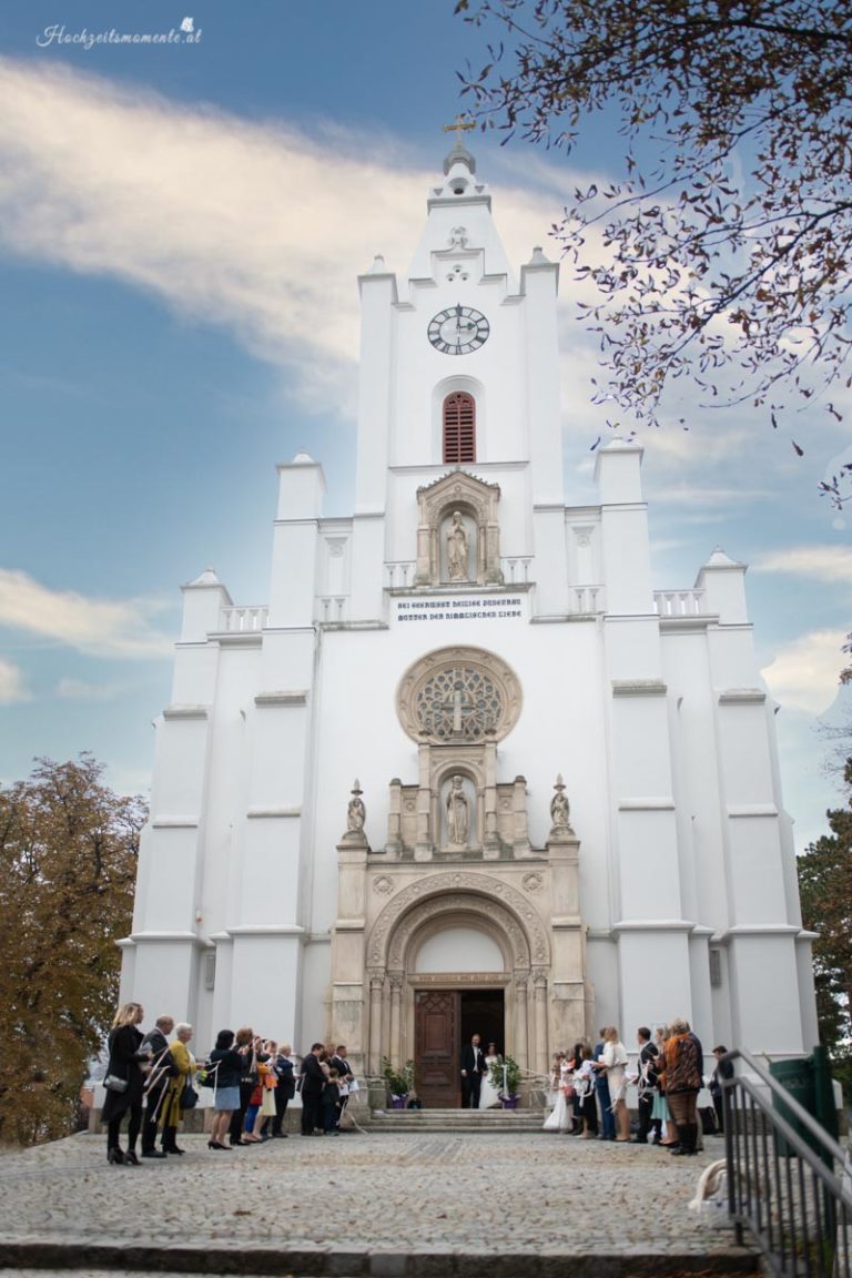 Hochzeitsfotograf Wiener Neustadt, Baden bei Wien & Bad Vöslau Als erfahrener Hochzeitsfotograf in Wiener Neustadt, Baden bei Wien und der Umgebung von Bad Vöslau fange ich die schönsten Momente Ihrer Hochzeit in authentischen und emotionalen Bildern ein. Mit viel Liebe zum Detail halte ich Ihre besonderen Erinnerungen fest. Zusätzlich können Sie im Raum Baden bei Wien und Wiener Neustadt eine Fotobox mieten – für noch mehr Spaß und unvergessliche Augenblicke an Ihrem großen Tag. Vertrauen Sie auf meine Expertise, um Ihre Hochzeit perfekt zu dokumentieren. Kirche bad Vöslau