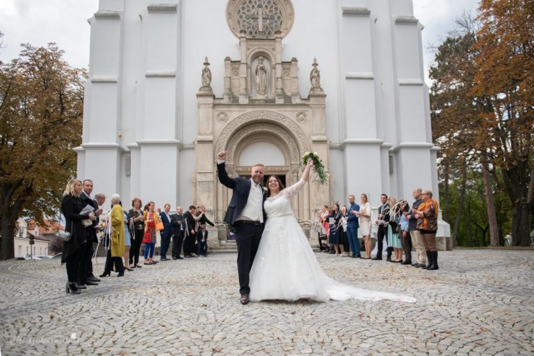 Hochzeitsfotograf Wiener Neustadt, Baden bei Wien & Bad Vöslau Als erfahrener Hochzeitsfotograf in Wiener Neustadt, Baden bei Wien und der Umgebung von Bad Vöslau fange ich die schönsten Momente Ihrer Hochzeit in authentischen und emotionalen Bildern ein. Mit viel Liebe zum Detail halte ich Ihre besonderen Erinnerungen fest. Zusätzlich können Sie im Raum Baden bei Wien und Wiener Neustadt eine Fotobox mieten – für noch mehr Spaß und unvergessliche Augenblicke an Ihrem großen Tag. Vertrauen Sie auf meine Expertise, um Ihre Hochzeit perfekt zu dokumentieren.