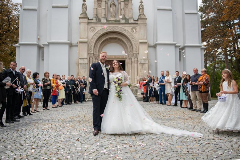 Hochzeitsfotograf Wiener Neustadt, Baden bei Wien & Bad Vöslau Als erfahrener Hochzeitsfotograf in Wiener Neustadt, Baden bei Wien und der Umgebung von Bad Vöslau fange ich die schönsten Momente Ihrer Hochzeit in authentischen und emotionalen Bildern ein. Mit viel Liebe zum Detail halte ich Ihre besonderen Erinnerungen fest. Zusätzlich können Sie im Raum Baden bei Wien und Wiener Neustadt eine Fotobox mieten – für noch mehr Spaß und unvergessliche Augenblicke an Ihrem großen Tag. Vertrauen Sie auf meine Expertise, um Ihre Hochzeit perfekt zu dokumentieren.
