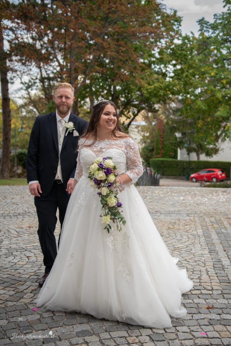 Hochzeitsfotograf Wiener Neustadt, Baden bei Wien & Bad Vöslau Als erfahrener Hochzeitsfotograf in Wiener Neustadt, Baden bei Wien und der Umgebung von Bad Vöslau fange ich die schönsten Momente Ihrer Hochzeit in authentischen und emotionalen Bildern ein. Mit viel Liebe zum Detail halte ich Ihre besonderen Erinnerungen fest. Zusätzlich können Sie im Raum Baden bei Wien und Wiener Neustadt eine Fotobox mieten – für noch mehr Spaß und unvergessliche Augenblicke an Ihrem großen Tag. Vertrauen Sie auf meine Expertise, um Ihre Hochzeit perfekt zu dokumentieren.