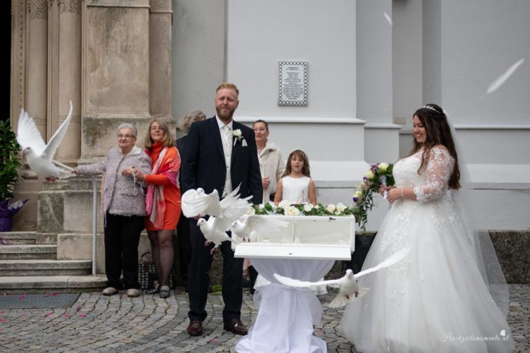 Hochzeitsfotograf Wiener Neustadt, Baden bei Wien & Bad Vöslau Als erfahrener Hochzeitsfotograf in Wiener Neustadt, Baden bei Wien und der Umgebung von Bad Vöslau fange ich die schönsten Momente Ihrer Hochzeit in authentischen und emotionalen Bildern ein. Mit viel Liebe zum Detail halte ich Ihre besonderen Erinnerungen fest. Zusätzlich können Sie im Raum Baden bei Wien und Wiener Neustadt eine Fotobox mieten – für noch mehr Spaß und unvergessliche Augenblicke an Ihrem großen Tag. Vertrauen Sie auf meine Expertise, um Ihre Hochzeit perfekt zu dokumentieren.