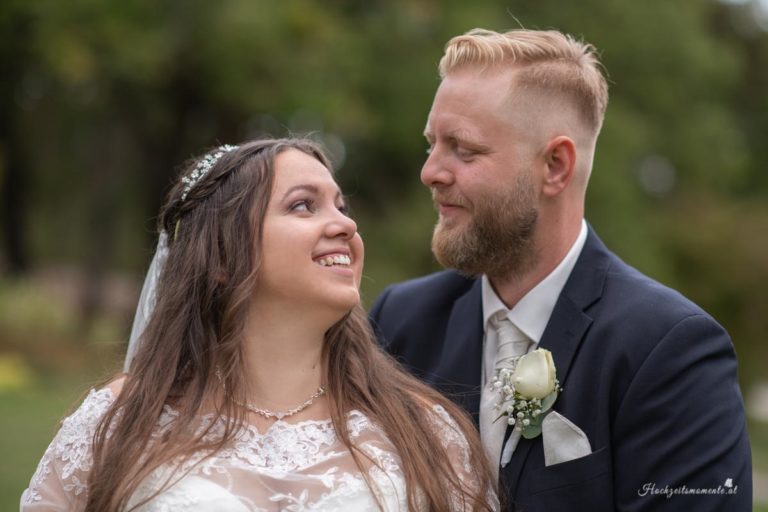 Hochzeitsfotograf Wiener Neustadt, Baden bei Wien & Bad Vöslau Als erfahrener Hochzeitsfotograf in Wiener Neustadt, Baden bei Wien und der Umgebung von Bad Vöslau fange ich die schönsten Momente Ihrer Hochzeit in authentischen und emotionalen Bildern ein. Mit viel Liebe zum Detail halte ich Ihre besonderen Erinnerungen fest. Zusätzlich können Sie im Raum Baden bei Wien und Wiener Neustadt eine Fotobox mieten – für noch mehr Spaß und unvergessliche Augenblicke an Ihrem großen Tag. Vertrauen Sie auf meine Expertise, um Ihre Hochzeit perfekt zu dokumentieren.