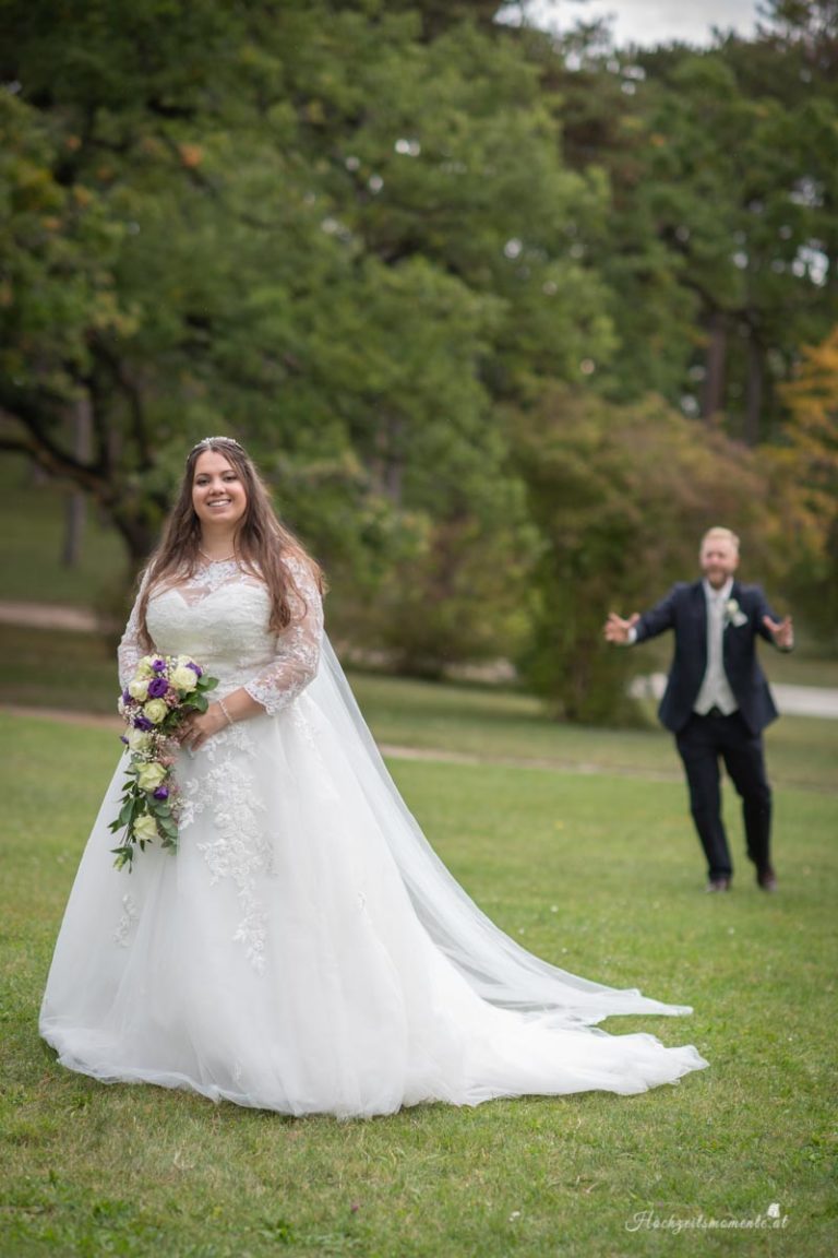 Hochzeitsfotograf Wiener Neustadt, Baden bei Wien & Bad Vöslau Als erfahrener Hochzeitsfotograf in Wiener Neustadt, Baden bei Wien und der Umgebung von Bad Vöslau fange ich die schönsten Momente Ihrer Hochzeit in authentischen und emotionalen Bildern ein. Mit viel Liebe zum Detail halte ich Ihre besonderen Erinnerungen fest. Zusätzlich können Sie im Raum Baden bei Wien und Wiener Neustadt eine Fotobox mieten – für noch mehr Spaß und unvergessliche Augenblicke an Ihrem großen Tag. Vertrauen Sie auf meine Expertise, um Ihre Hochzeit perfekt zu dokumentieren.