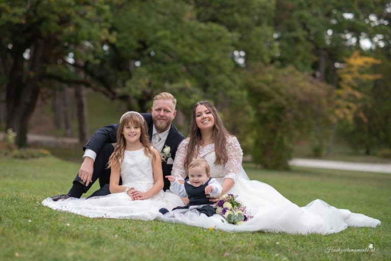 Hochzeitsfotograf Wiener Neustadt, Baden bei Wien & Bad Vöslau Als erfahrener Hochzeitsfotograf in Wiener Neustadt, Baden bei Wien und der Umgebung von Bad Vöslau fange ich die schönsten Momente Ihrer Hochzeit in authentischen und emotionalen Bildern ein. Mit viel Liebe zum Detail halte ich Ihre besonderen Erinnerungen fest. Zusätzlich können Sie im Raum Baden bei Wien und Wiener Neustadt eine Fotobox mieten – für noch mehr Spaß und unvergessliche Augenblicke an Ihrem großen Tag. Vertrauen Sie auf meine Expertise, um Ihre Hochzeit perfekt zu dokumentieren.