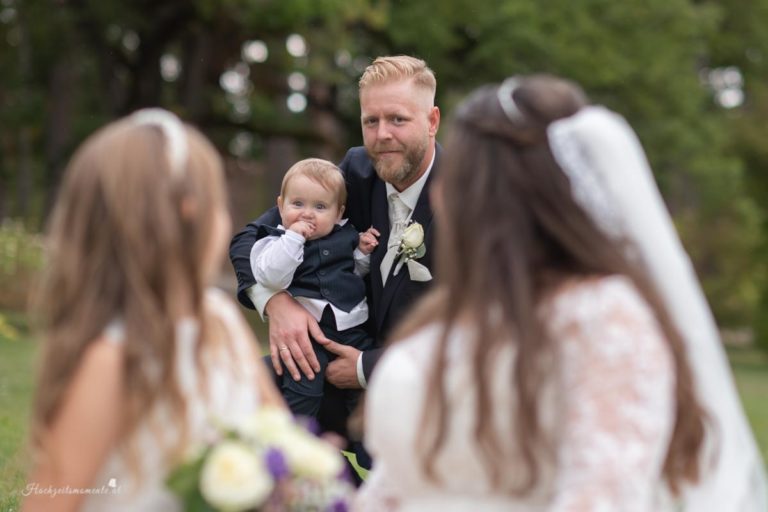Hochzeitsfotograf Wiener Neustadt, Baden bei Wien & Bad Vöslau Als erfahrener Hochzeitsfotograf in Wiener Neustadt, Baden bei Wien und der Umgebung von Bad Vöslau fange ich die schönsten Momente Ihrer Hochzeit in authentischen und emotionalen Bildern ein. Mit viel Liebe zum Detail halte ich Ihre besonderen Erinnerungen fest. Zusätzlich können Sie im Raum Baden bei Wien und Wiener Neustadt eine Fotobox mieten – für noch mehr Spaß und unvergessliche Augenblicke an Ihrem großen Tag. Vertrauen Sie auf meine Expertise, um Ihre Hochzeit perfekt zu dokumentieren.