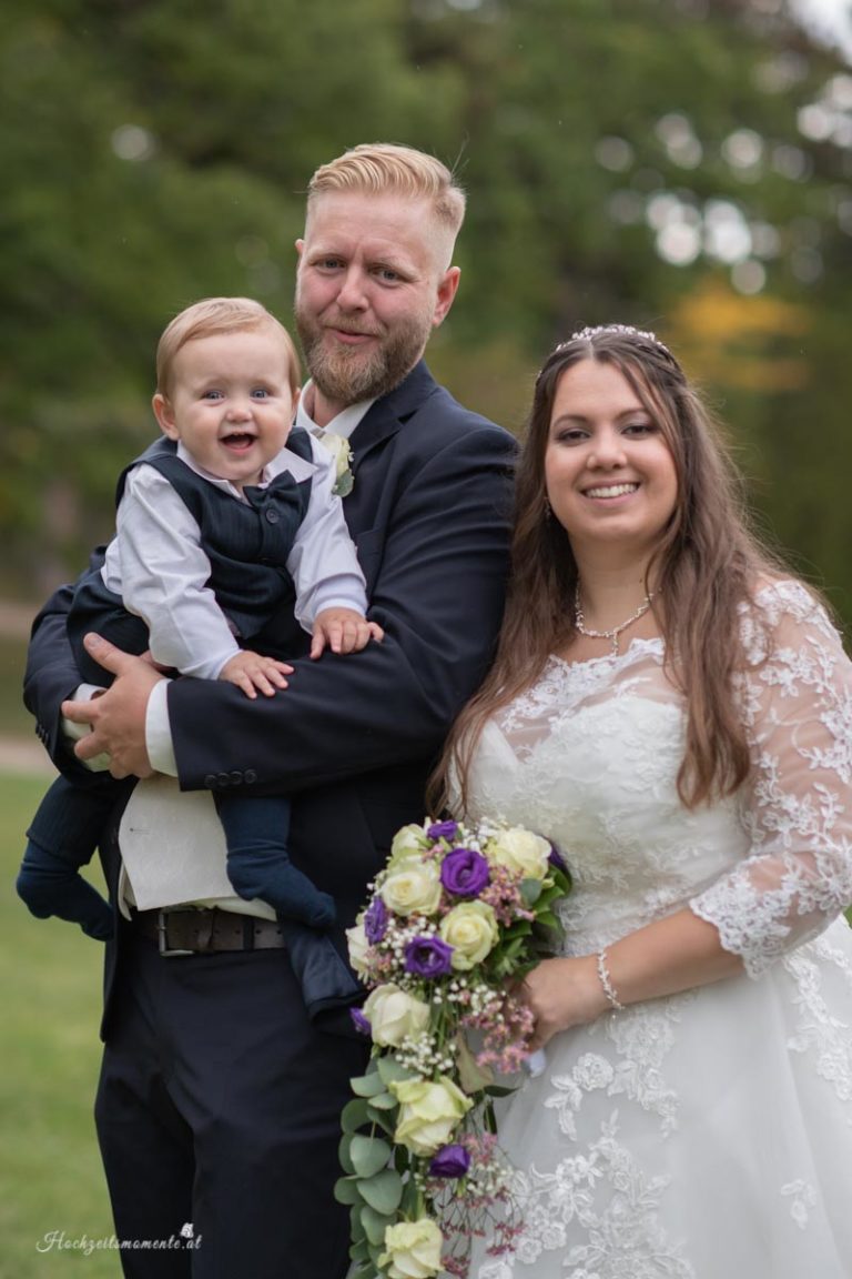 Hochzeitsfotograf Wiener Neustadt, Baden bei Wien & Bad Vöslau Als erfahrener Hochzeitsfotograf in Wiener Neustadt, Baden bei Wien und der Umgebung von Bad Vöslau fange ich die schönsten Momente Ihrer Hochzeit in authentischen und emotionalen Bildern ein. Mit viel Liebe zum Detail halte ich Ihre besonderen Erinnerungen fest. Zusätzlich können Sie im Raum Baden bei Wien und Wiener Neustadt eine Fotobox mieten – für noch mehr Spaß und unvergessliche Augenblicke an Ihrem großen Tag. Vertrauen Sie auf meine Expertise, um Ihre Hochzeit perfekt zu dokumentieren.