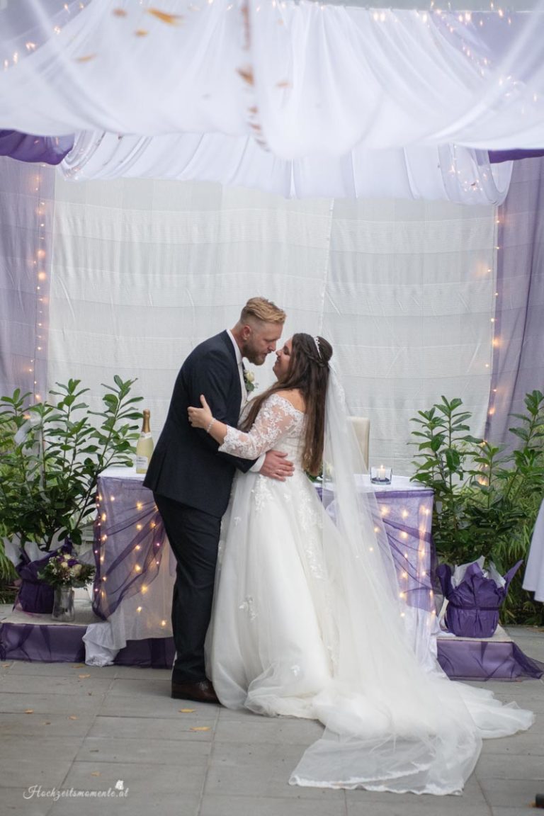 Hochzeitsfotograf Wiener Neustadt, Baden bei Wien & Bad Vöslau Als erfahrener Hochzeitsfotograf in Wiener Neustadt, Baden bei Wien und der Umgebung von Bad Vöslau fange ich die schönsten Momente Ihrer Hochzeit in authentischen und emotionalen Bildern ein. Mit viel Liebe zum Detail halte ich Ihre besonderen Erinnerungen fest. Zusätzlich können Sie im Raum Baden bei Wien und Wiener Neustadt eine Fotobox mieten – für noch mehr Spaß und unvergessliche Augenblicke an Ihrem großen Tag. Vertrauen Sie auf meine Expertise, um Ihre Hochzeit perfekt zu dokumentieren.